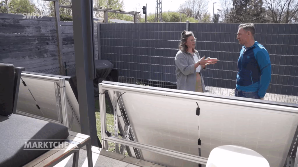 Energieberaterin Vanessa Herhoffer im Gespräch mit dem Besitzer einer PV-Anlage.