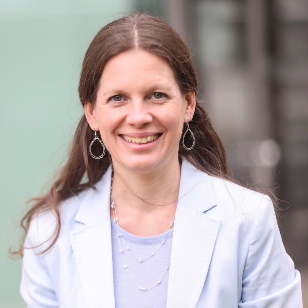 Ein Porträt von Kristine Simonis ist zu sehen.